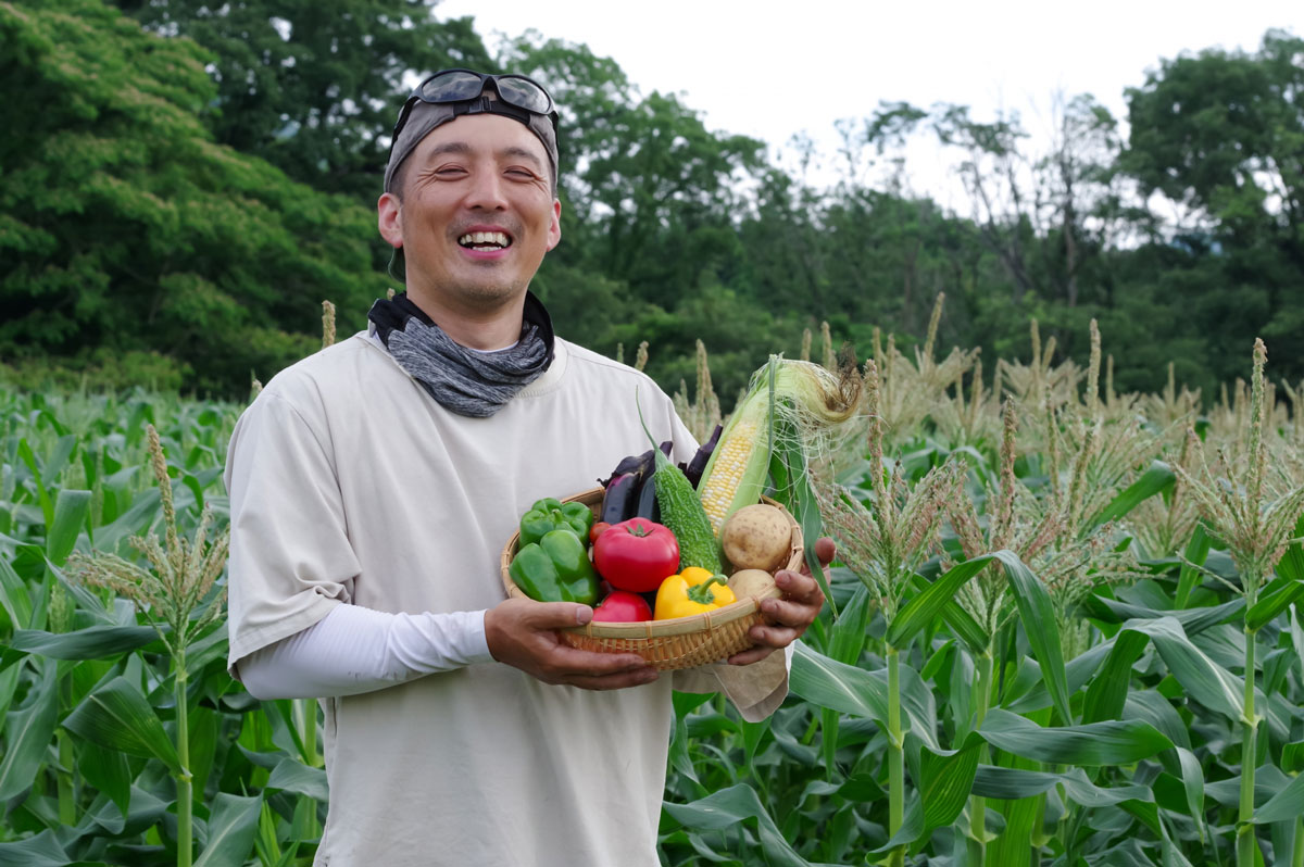 農家とその日の収穫した野菜