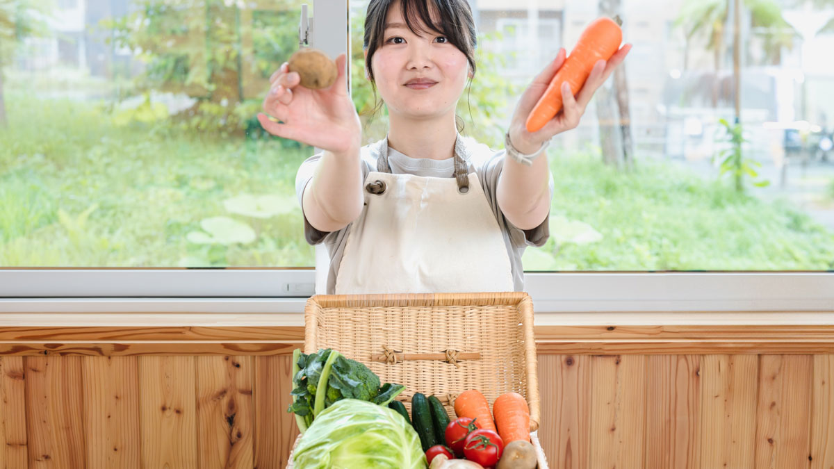 いろどり野菜と女性